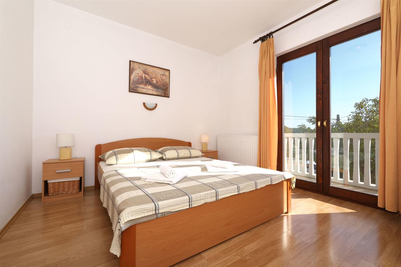 Apartments Snjezana Tisno Ngoại thất bức ảnh